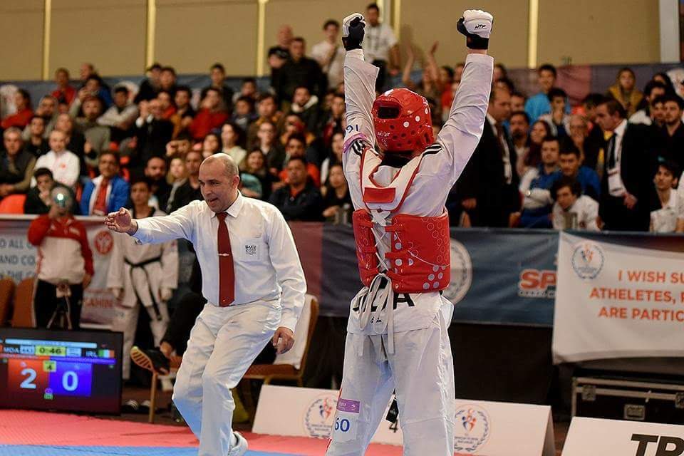 Athlète de taekwondo en compétition